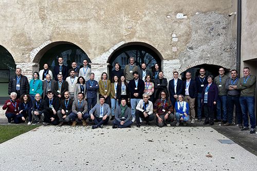 A large group of people posing for a photo at the start of 3D-4CH event.